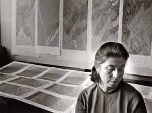 Fayga Ostrower em seu ateliê com provas do Político do Itamaraty, 1969 (Foto - Instituto Fayga Ostrower)
