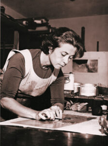 Fayga Ostrower em seu ateliê em Santa Teresa, 1966 (Foto - Instituto Fayga Ostrower)